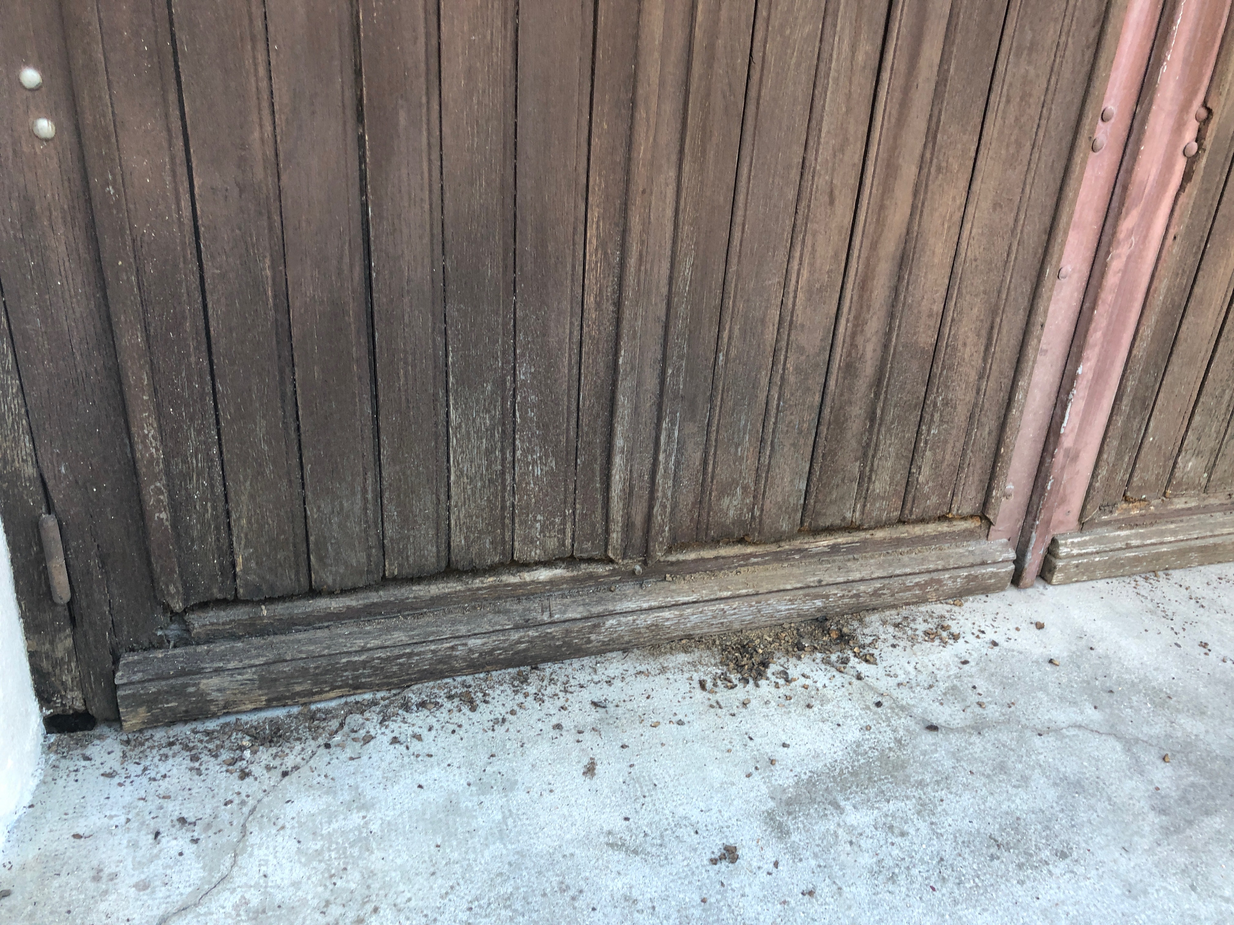 Avant/après : rénovation d'une porte de garage en bois - DKOmag